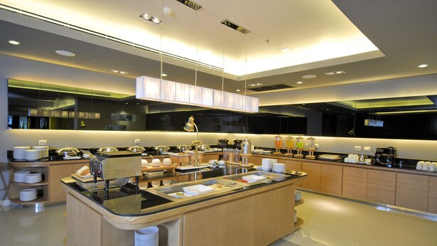 Een moderne keuken met een centraal eiland, inbouwapparatuur en veel werkruimte.