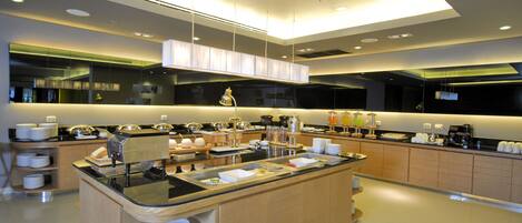 Desayuno buffet (THB 282 por persona)