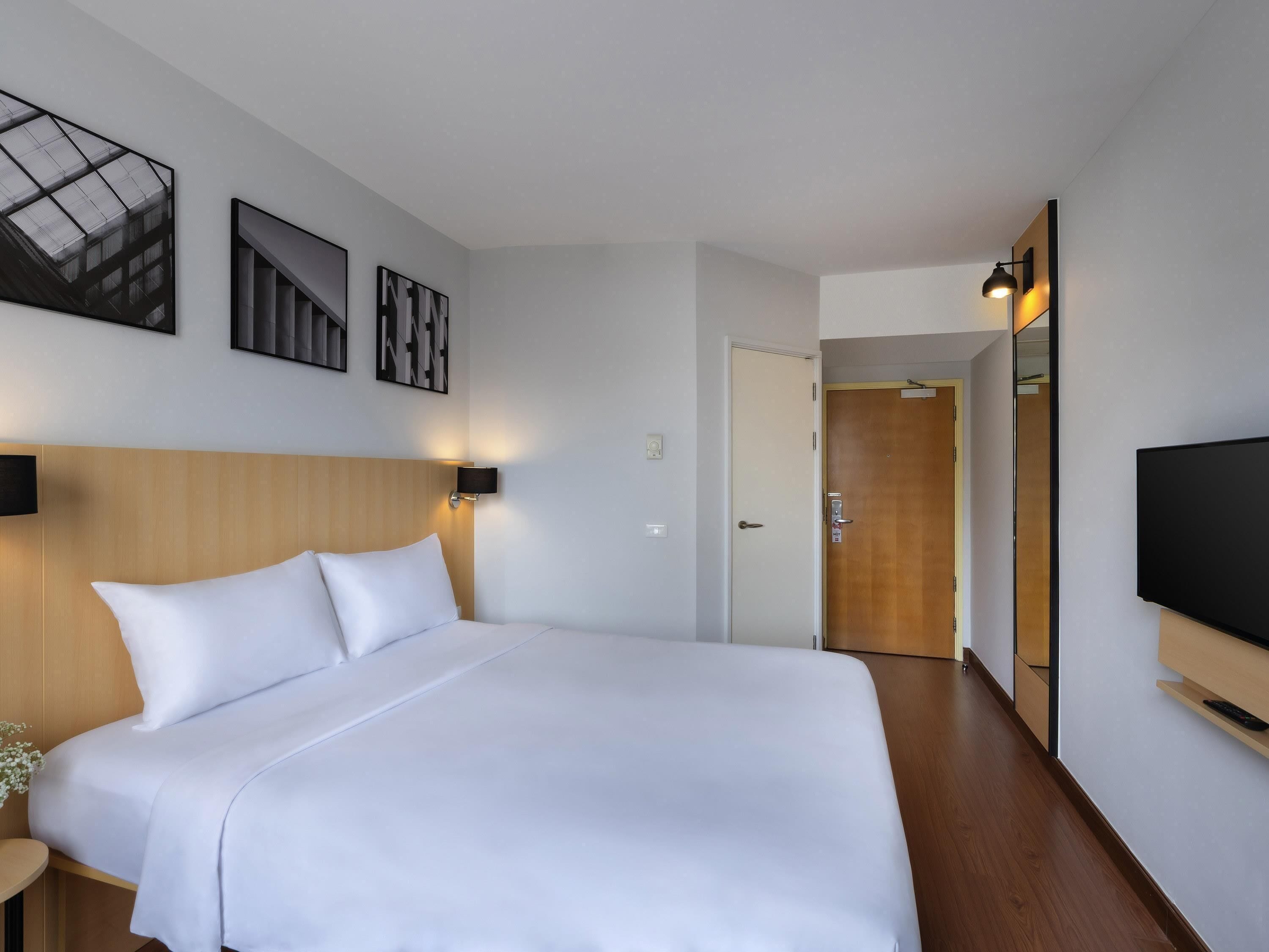 スーペリア ルーム クイーンベッド 1 台 | セーフティボックス (室内)、デスク、アイロン / アイロン台、ベビーベッド (無料)