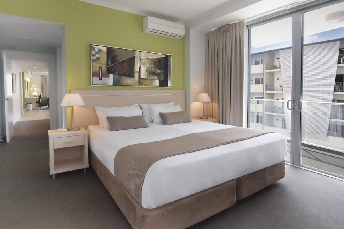 Laptop workspace, iron/ironing board, WiFi, bed sheets