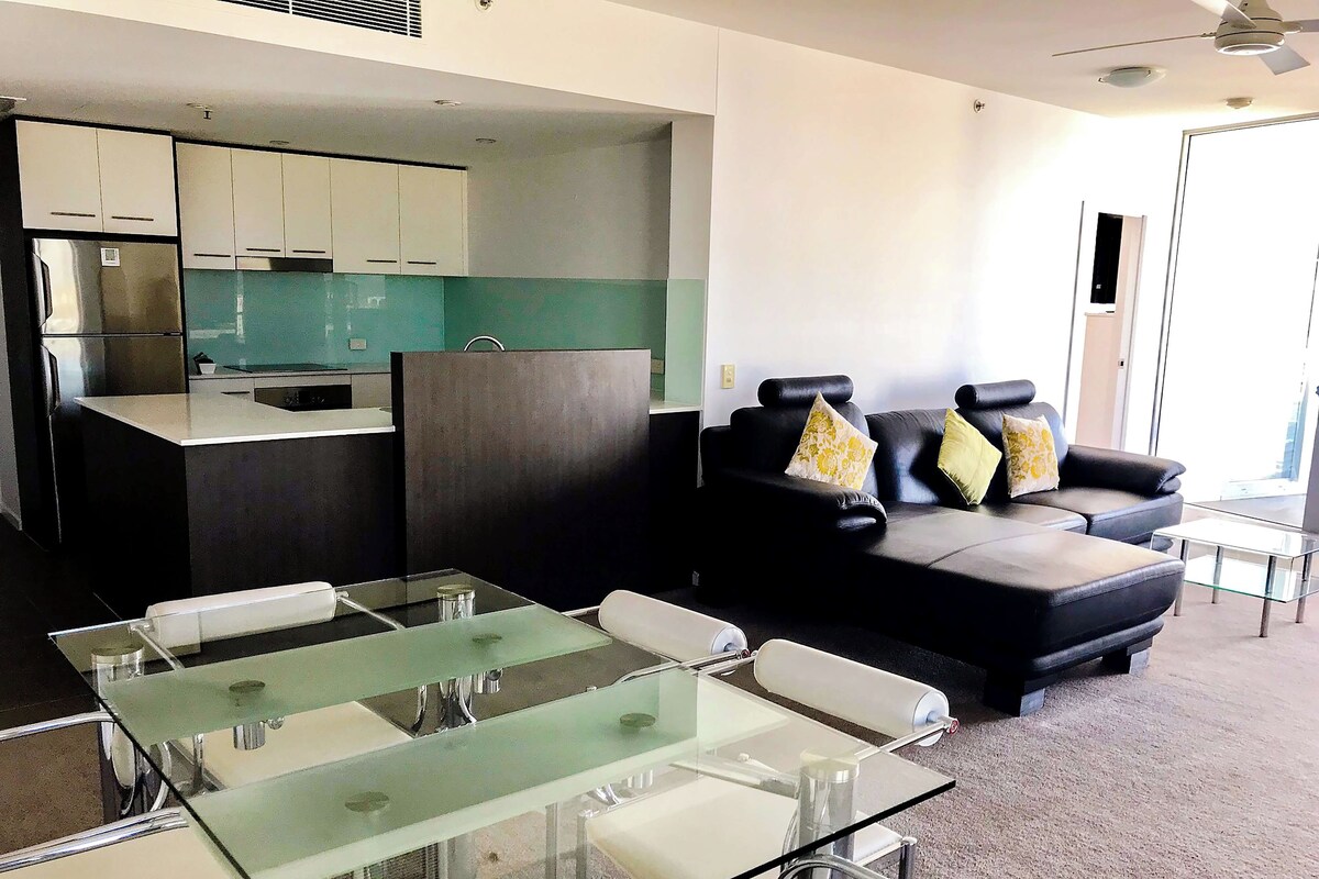 Apartamento, 3 habitaciones | Espacio para trabajar con un portátil y tabla de planchar con plancha