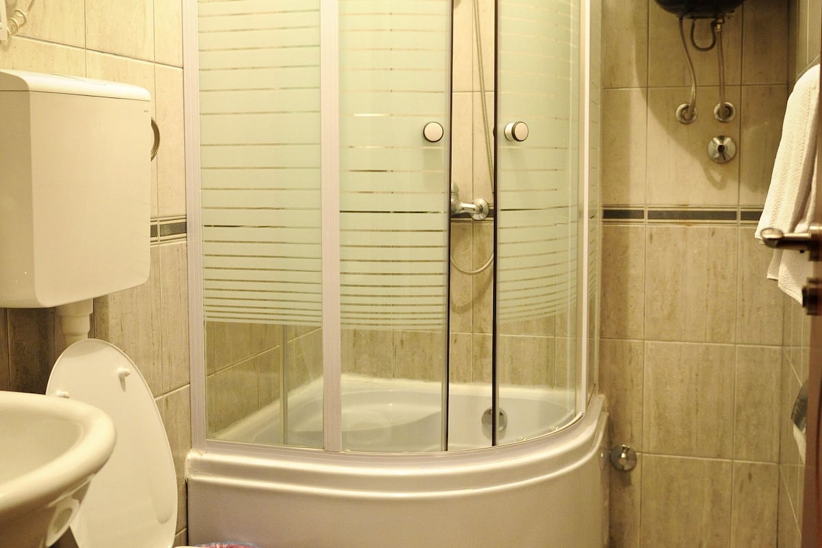 single room | bathroom | shower, free toiletries, hair dryer, slippers