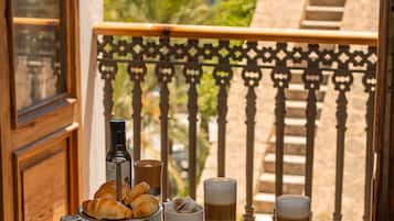 Suite (Bath with jets) | 1 bedroom, minibar, in-room safe, desk