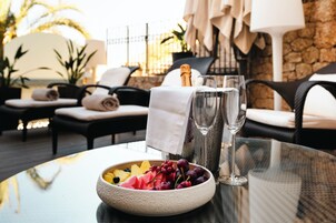 Suíte grand, terraço, vista parcial para o mar | Frigobar, cofres nos quartos, escrivaninha