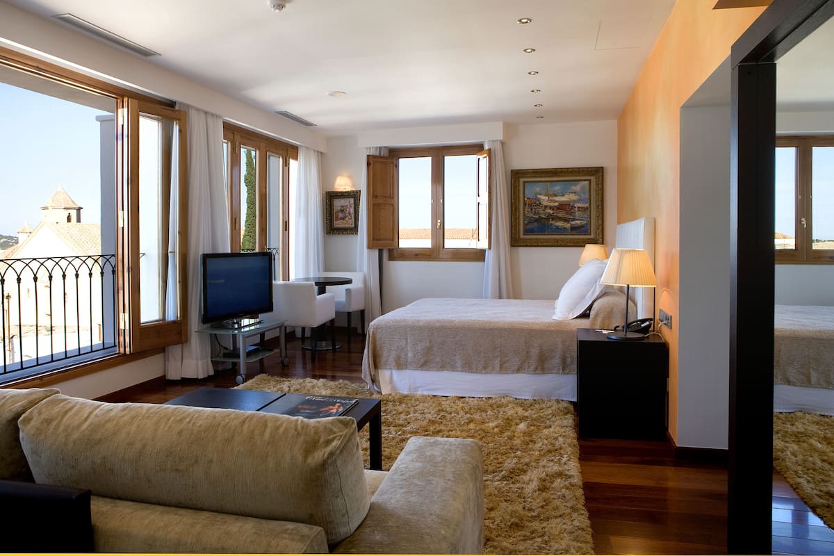 suite (bath with jets) | 1 bedroom, minibar, in-room safe, desk
