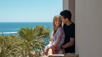 Suite (Bath with jets) | Minibar, in-room safe, desk, laptop workspace