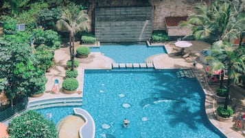 Piscine couverte, piscine extérieure, parasols de plage