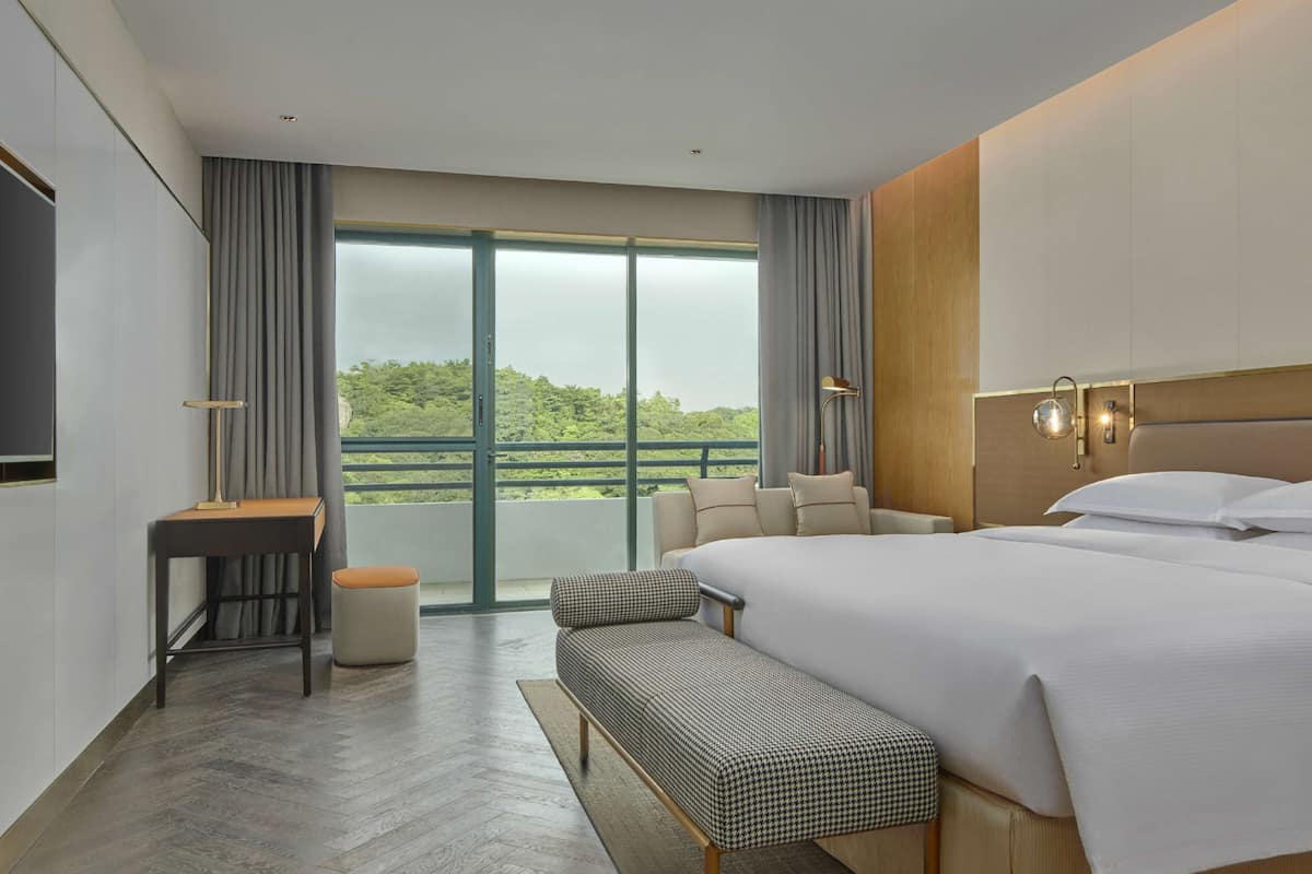 Executive suite, 1 kingsize bed, balkon (High Floor, New Renovated) | Een minibar, een kluis op de kamer, een bureau, een laptopwerkplek