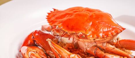 A plate of crab with rice.