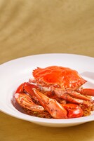 Un plato de cangrejo con arroz.