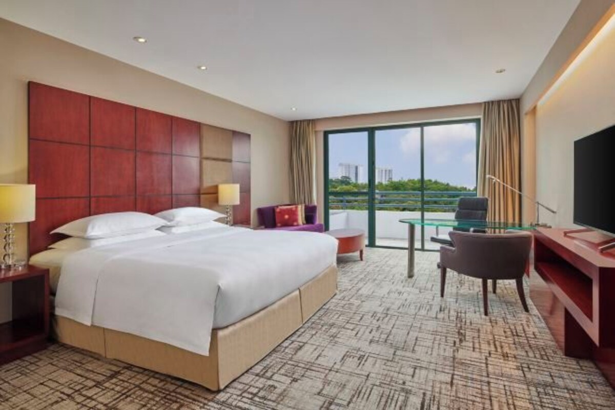 King Guest Room With Balcony