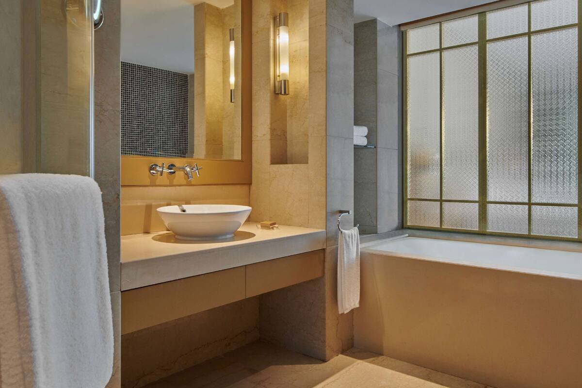 combined shower/bathtub, hair dryer, bathrobes, slippers