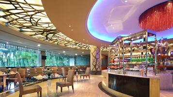 Daily buffet breakfast (CNY 178 per person)