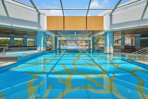 Indoor pool, outdoor pool, pool umbrellas, lifeguards on site - Hilton Guangzhou Science City (Guangzhou)