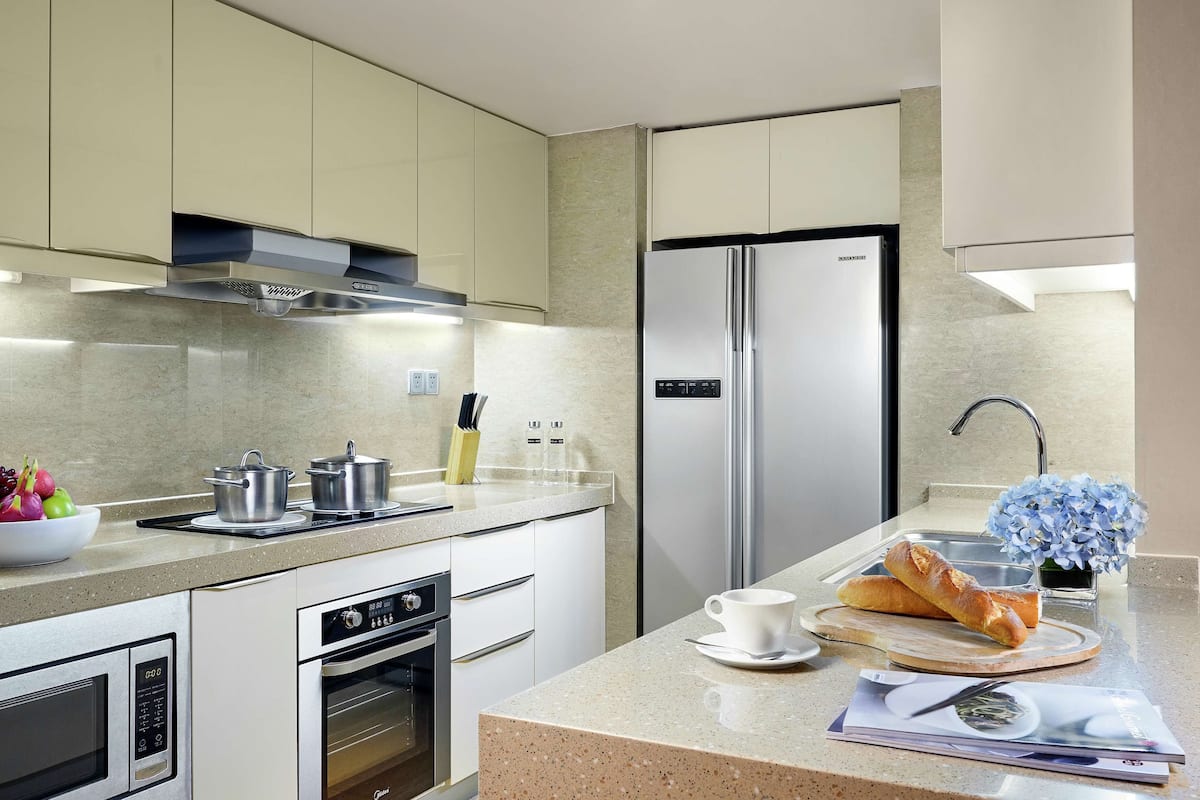 fridge, coffee/tea maker