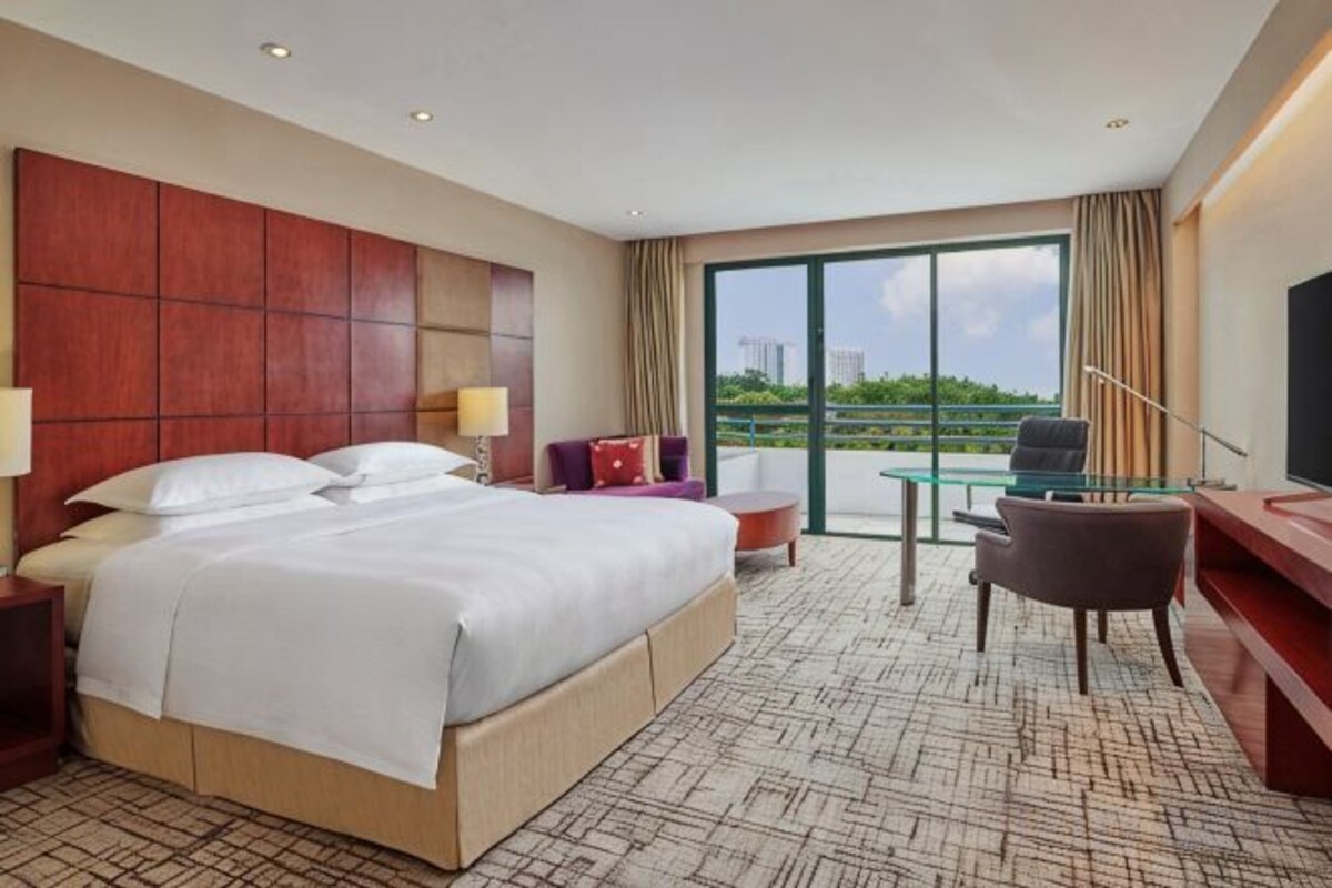 Deluxe King Room (With Balcony)
