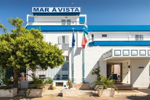 A building with a sign reading "MAR AVISTA". - Hotel Mar à Vista (Albufeira)
