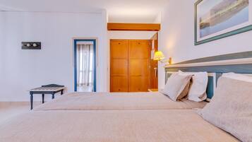 Triple Room | Desk, WiFi, bed sheets