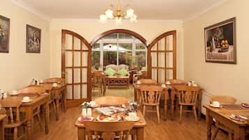 Desayuno completo (EUR 10 por persona)