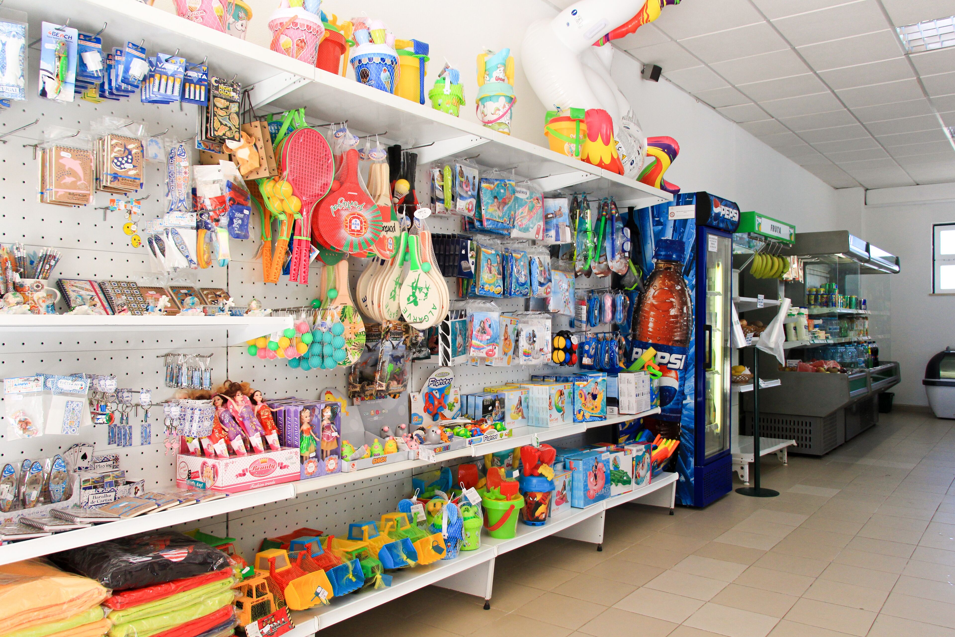 Un magasin dont les étagères sont remplies de jouets, de jeux et de divers autres articles.