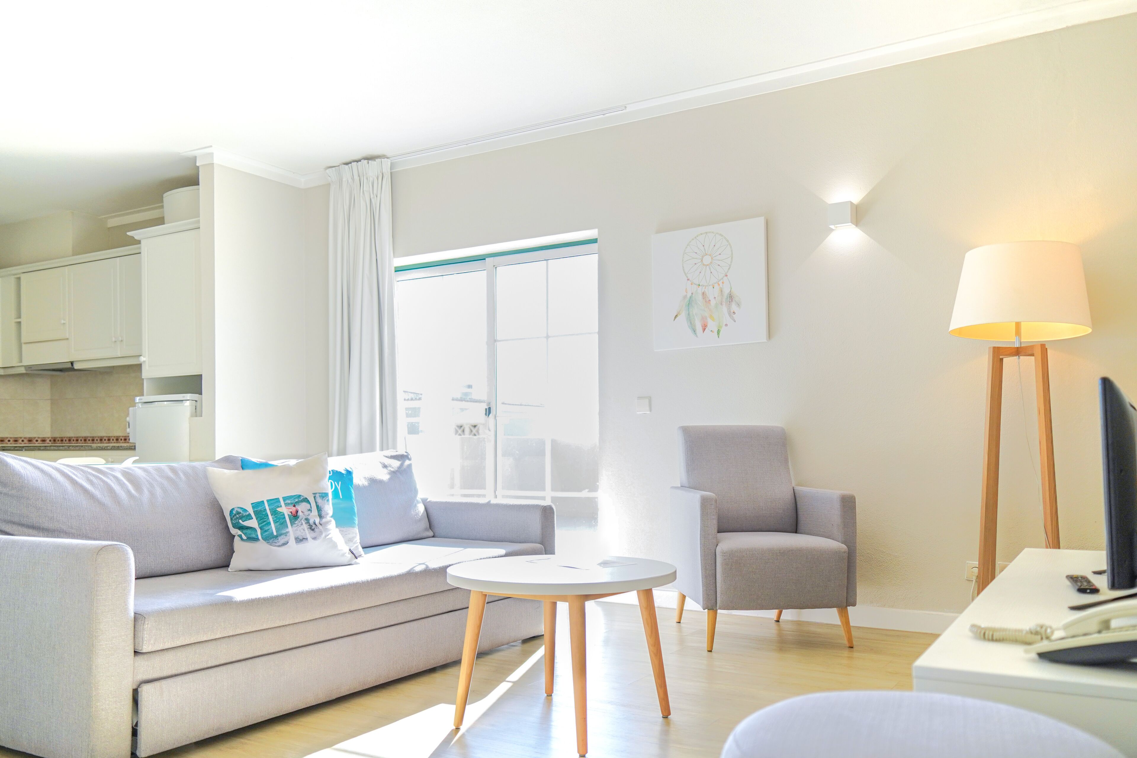 Televisión LCD, mesa de ping pong, libros