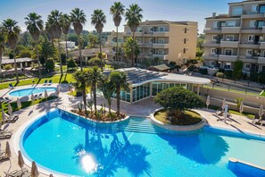 Indoor pool, outdoor pool, pool umbrellas, pool loungers - Vitors Plaza (Portimão)