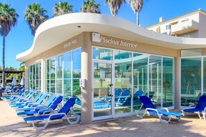 Indoor pool, outdoor pool, pool umbrellas, pool loungers - Vitors Plaza (Portimão)