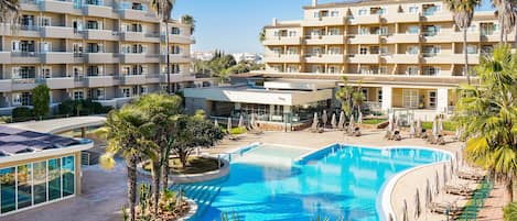 2 piscines extérieures, parasols de plage, chaises longues