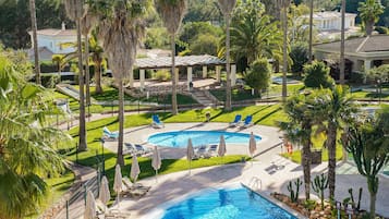 2 piscines extérieures, parasols de plage, chaises longues