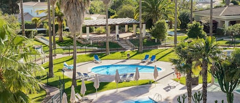 2 piscines extérieures, parasols de plage, chaises longues