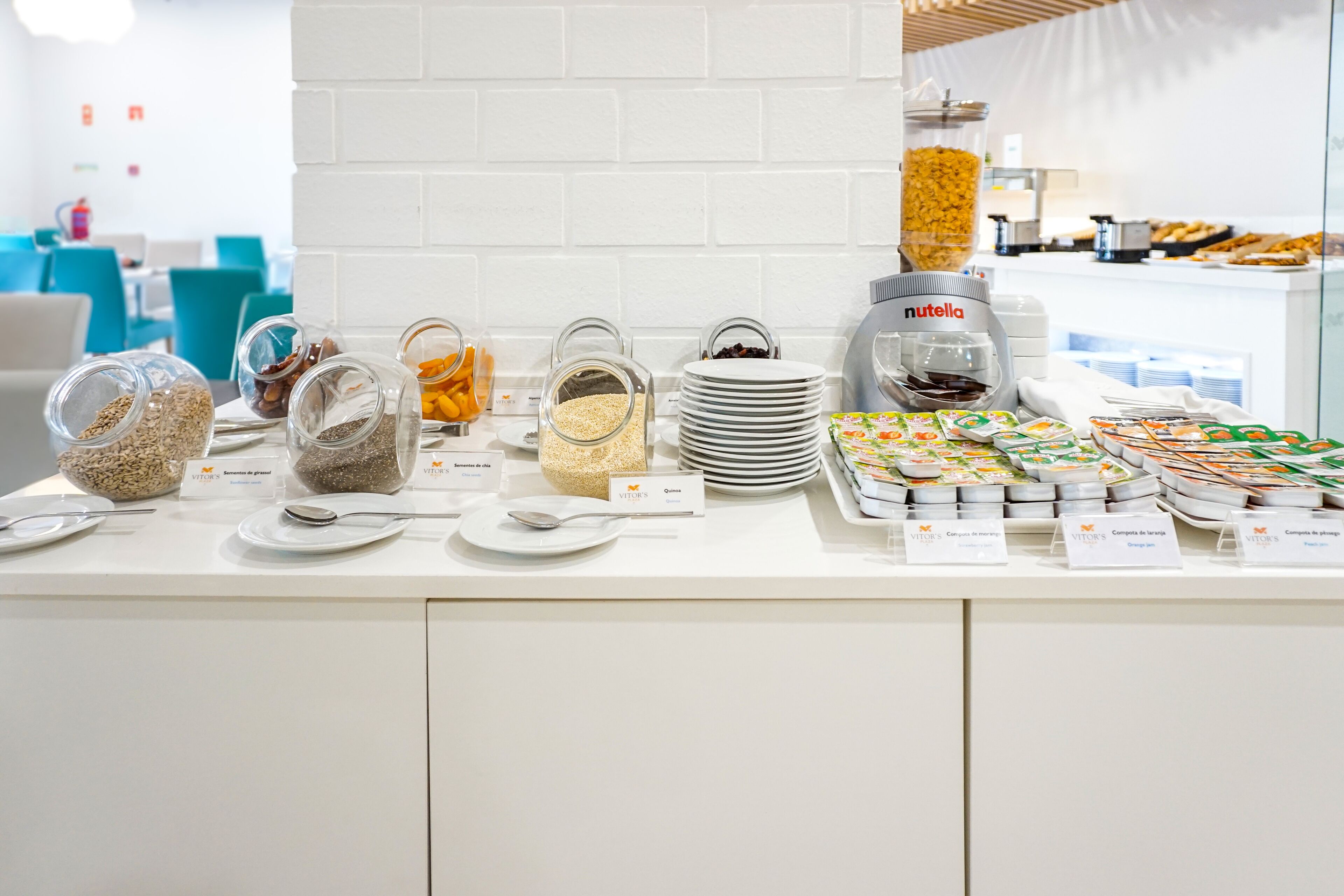 Una mesa de buffet con diversos alimentos y utensilios.