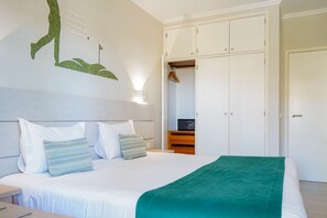 In-room safe, desk, blackout curtains, iron/ironing board - Vitors Plaza (Portimão)