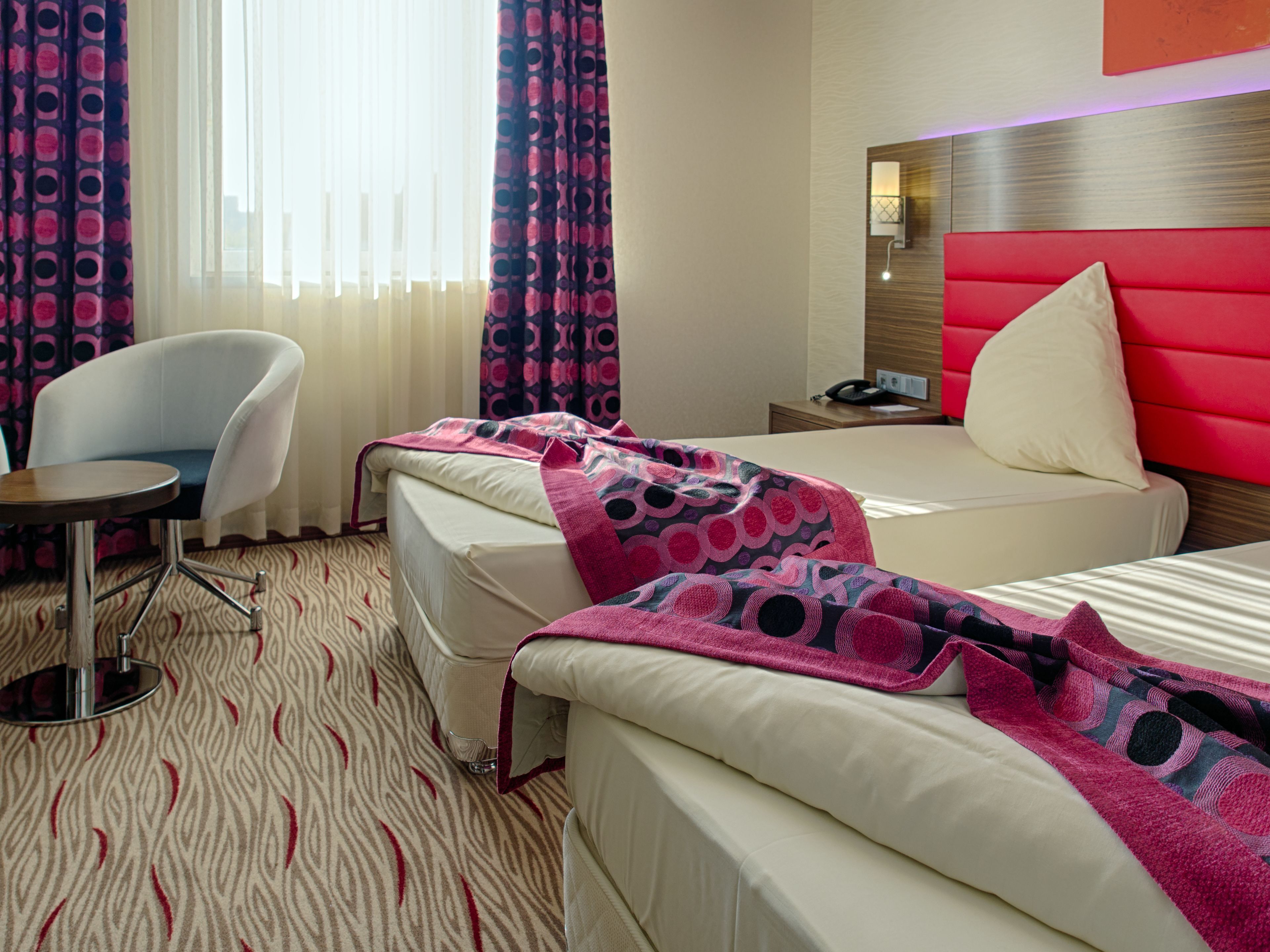 มินิบาร์, โต๊ะทำงาน, ผ้าม่านกันแสง, ห้องเก็บเสียง