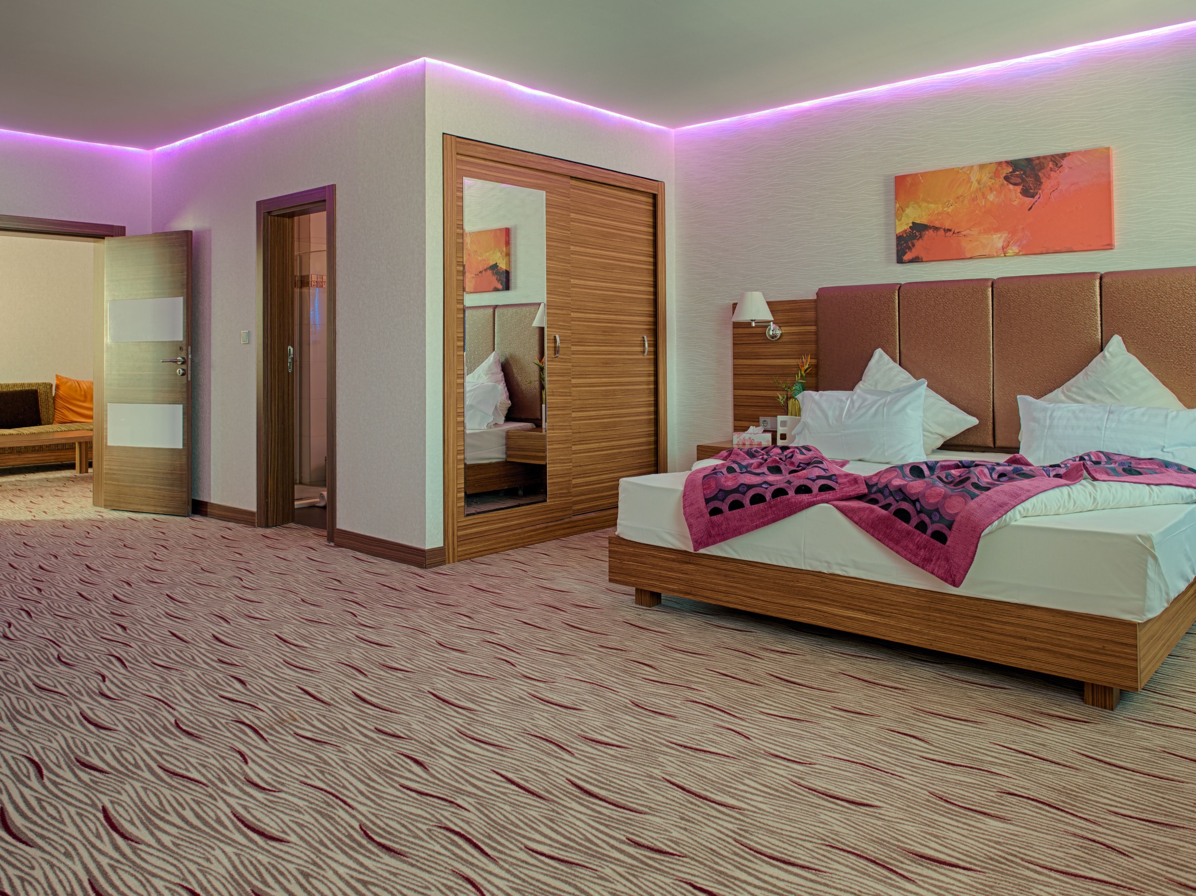 มินิบาร์, โต๊ะทำงาน, ผ้าม่านกันแสง, ห้องเก็บเสียง