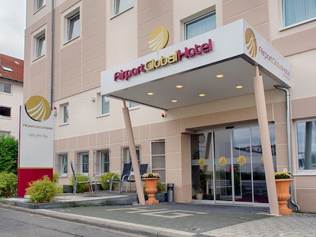 Außenbereich. Airport Global Hotel