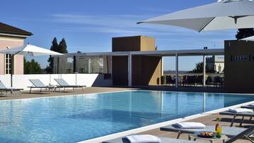Piscine extérieure (ouverte en saison), chaises longues