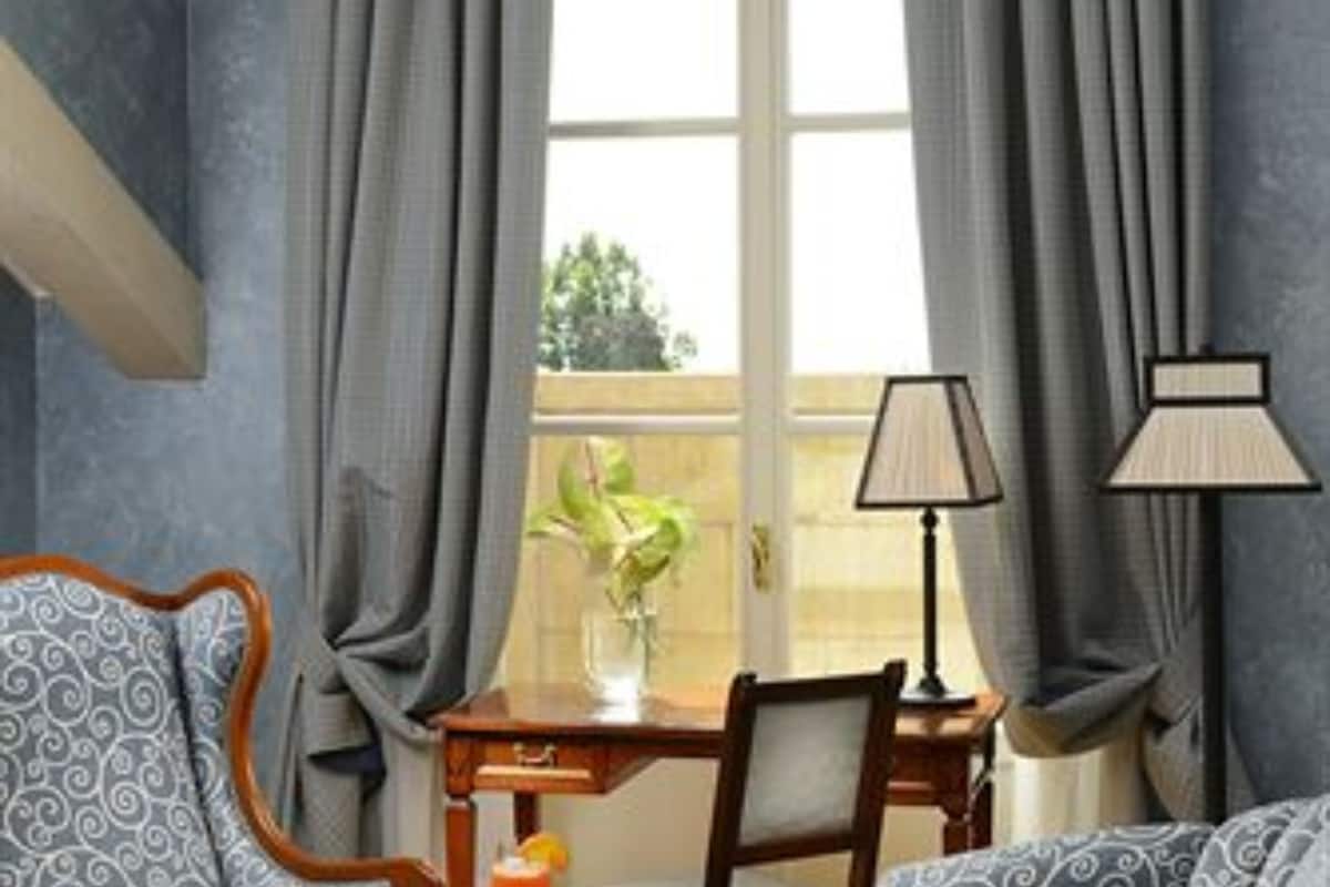 1 sovrum, sängtillbehör av högsta kvalitet, duntäcken och minibar