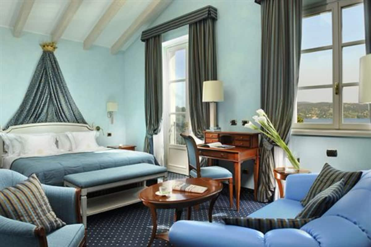 Junior suite, 1 queensize bed, uitzicht op resort | Luxe beddengoed, donsdekens, een minibar, een kluis op de kamer