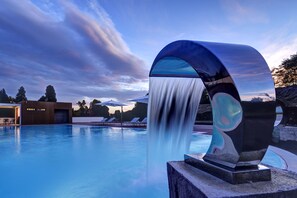 Kauden mukainen ulkouima-allas, aurinkotuoleja