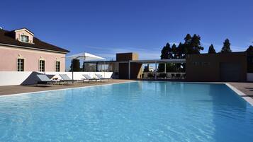 Piscine extérieure (ouverte en saison), chaises longues