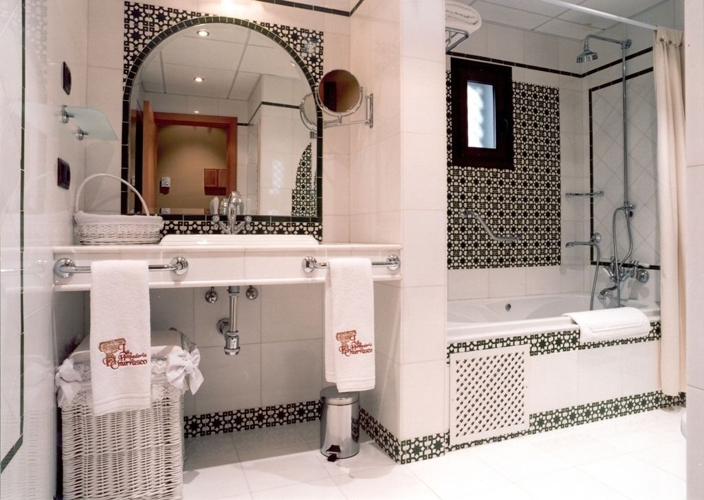 hydromassage showerhead, hair dryer, towels