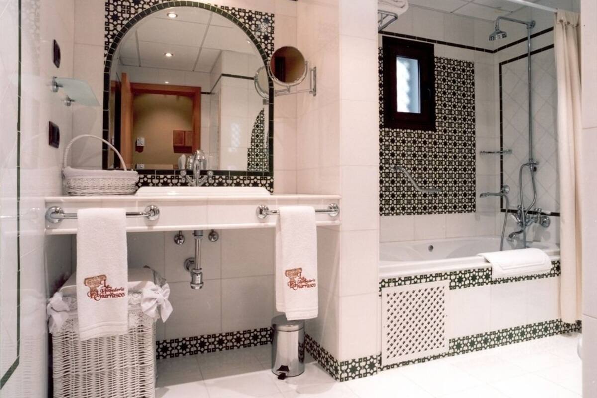 hydromassage showerhead, hair dryer, towels