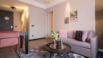 Deluxe studio, 1 kingsize bed met slaapbank | Een kluis op de kamer, een strijkplank/strijkijzer, gratis wifi