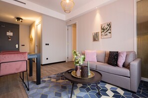 Estudio Deluxe, 1 cama King size y sofá cama | Caja de seguridad en la habitación y tabla de planchar con plancha 