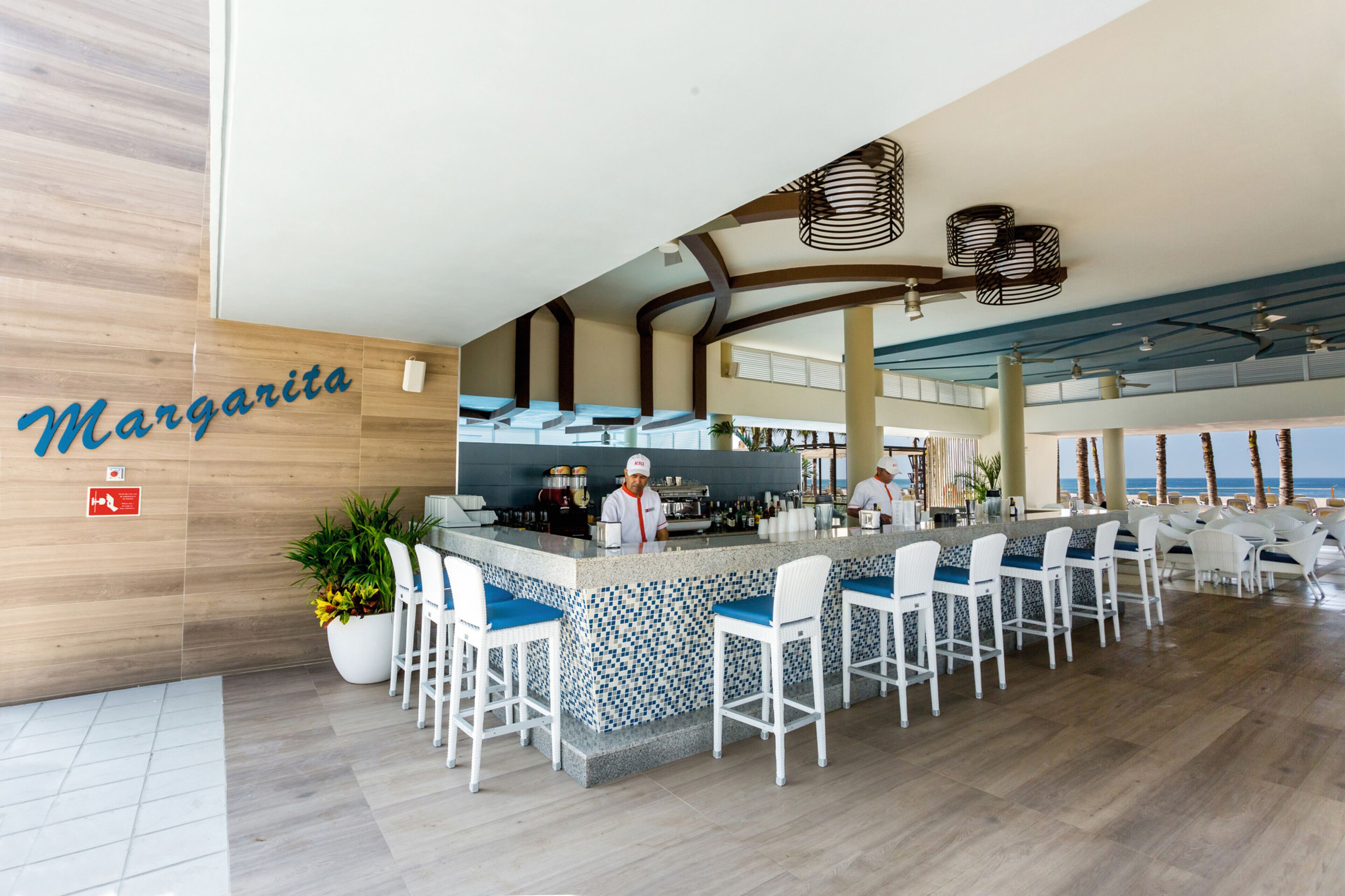 Bar en bord de piscine