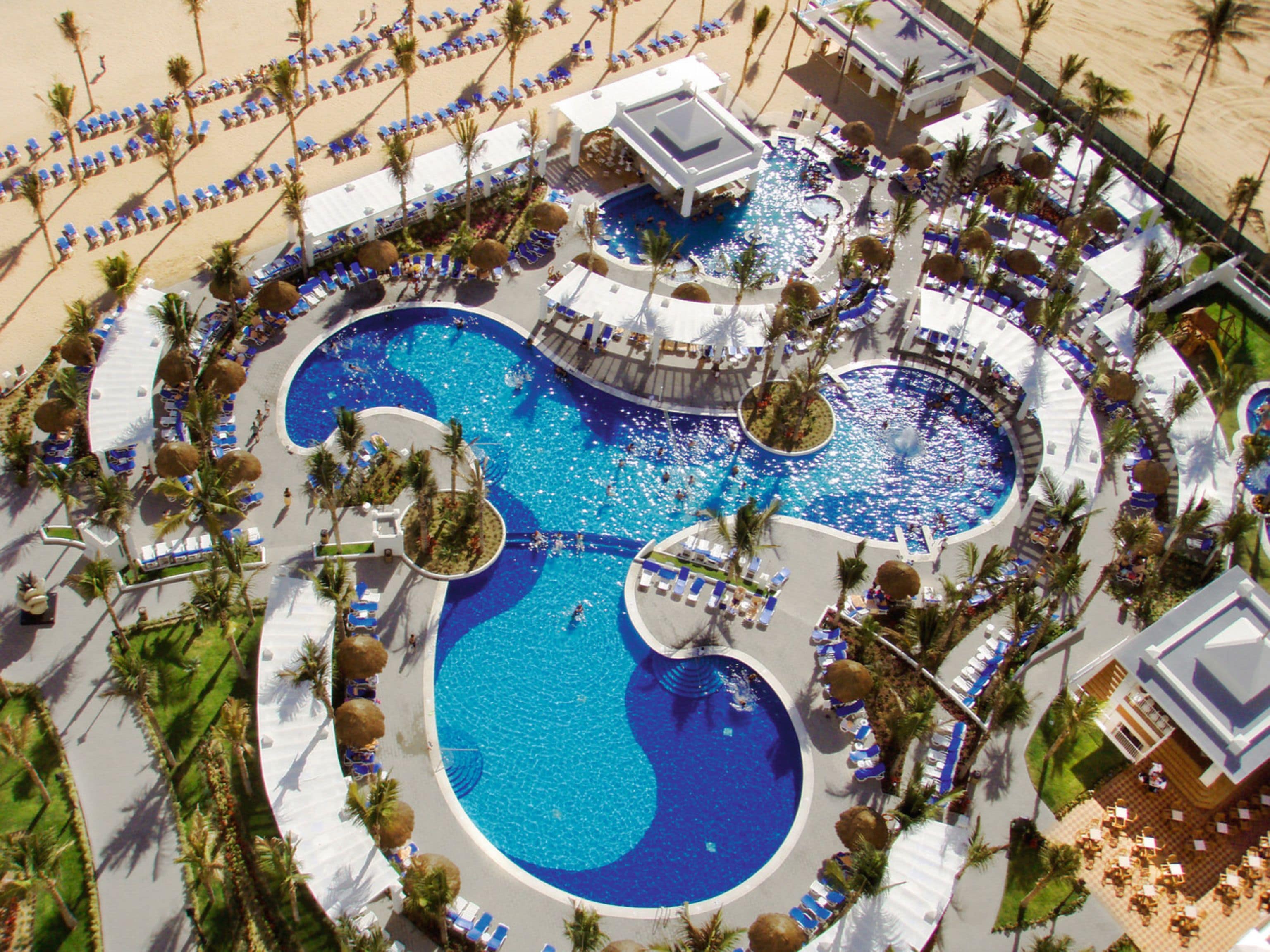5 outdoor pools, pool umbrellas, sun loungers