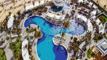 5 outdoor pools, pool umbrellas, sun loungers