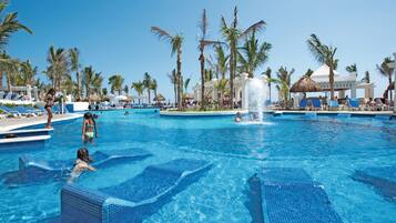 5 piscines extérieures, parasols de plage, chaises longues