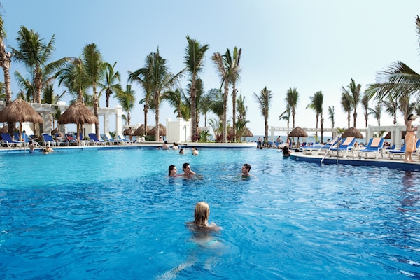 5 albercas al aire libre, sombrillas en la alberca y camastros