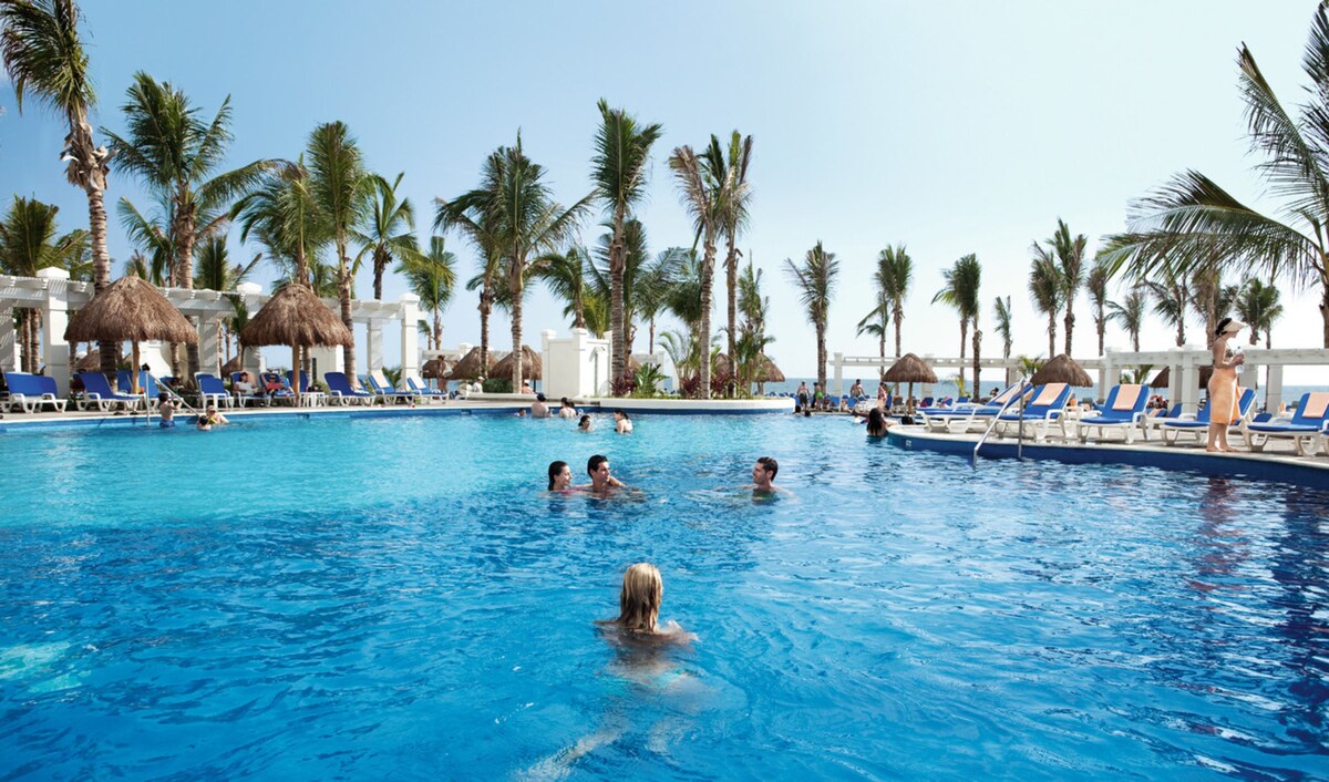 5 piscines extérieures, parasols, chaises longues